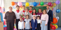 Сегодня для четырех первоклассников общеобразовательной школы села Яблоновка Ровенского района прошла первая в их жизни торжественная линейка - Ровенский район